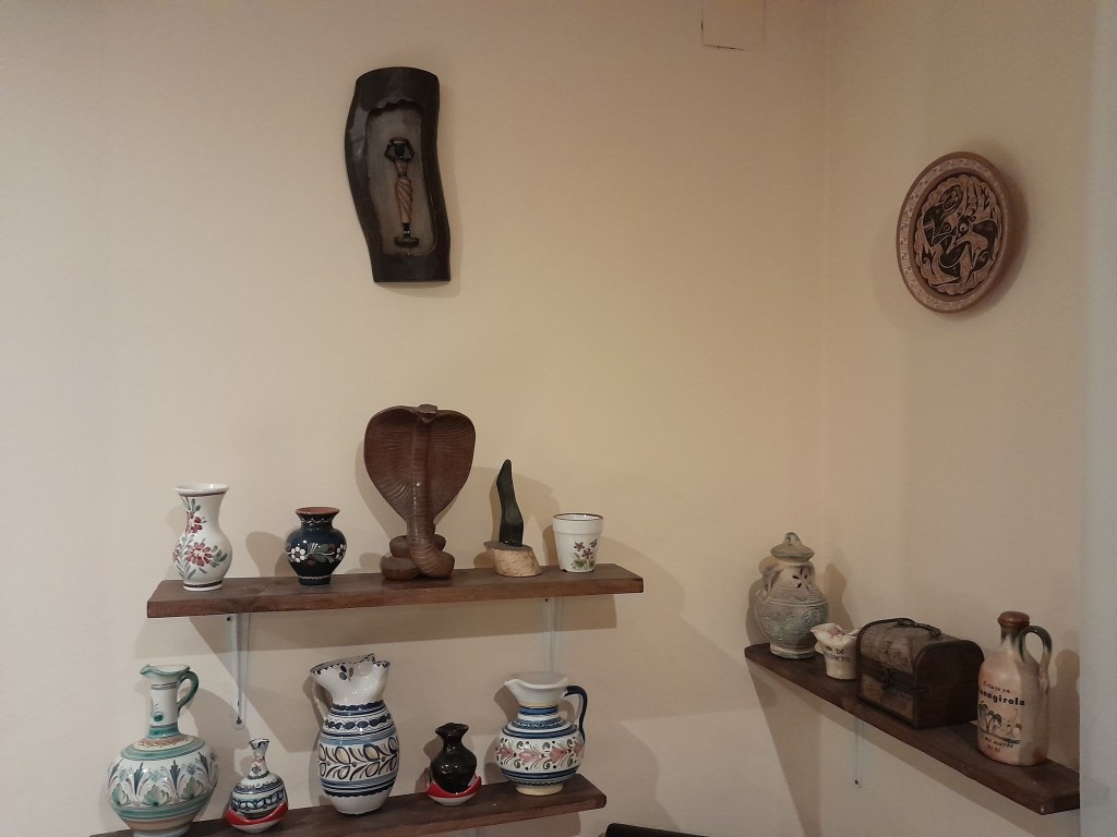 Gelu și familia lui locuiesc aici, dar îi așteaptă în vizită și pe toți cei care vor o escapadă într-un mediu creativ