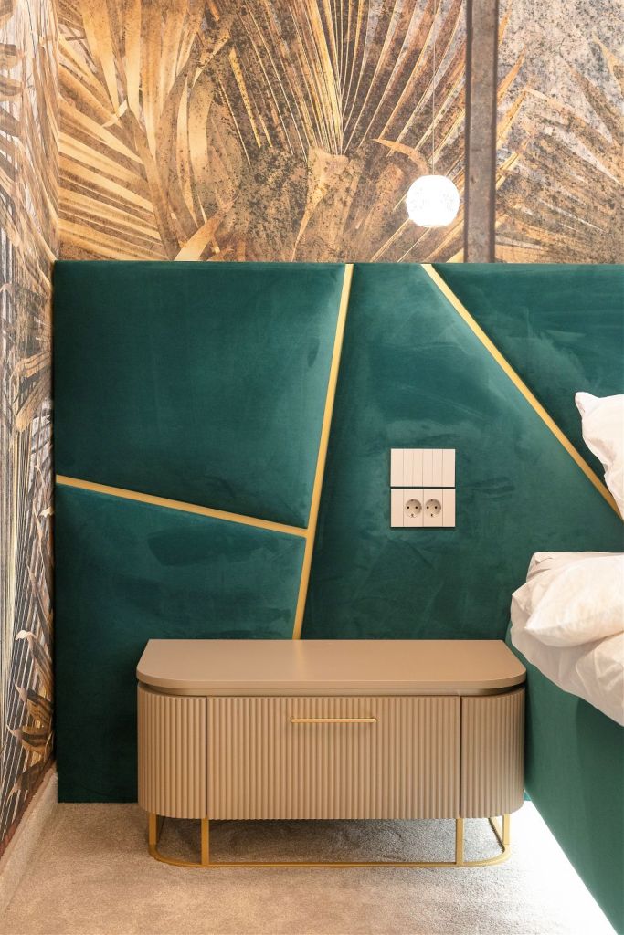 tablie dormitor verde tapet exotic