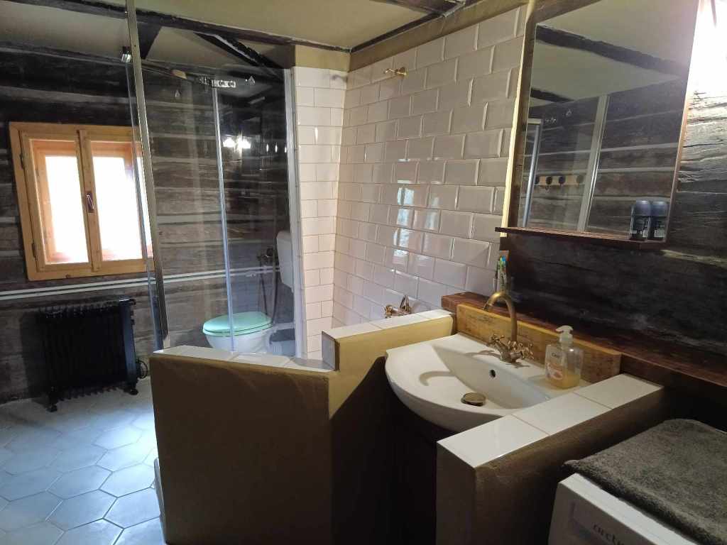 Proprietarul muncește de doi ani la locuință și încă mai are de treabă