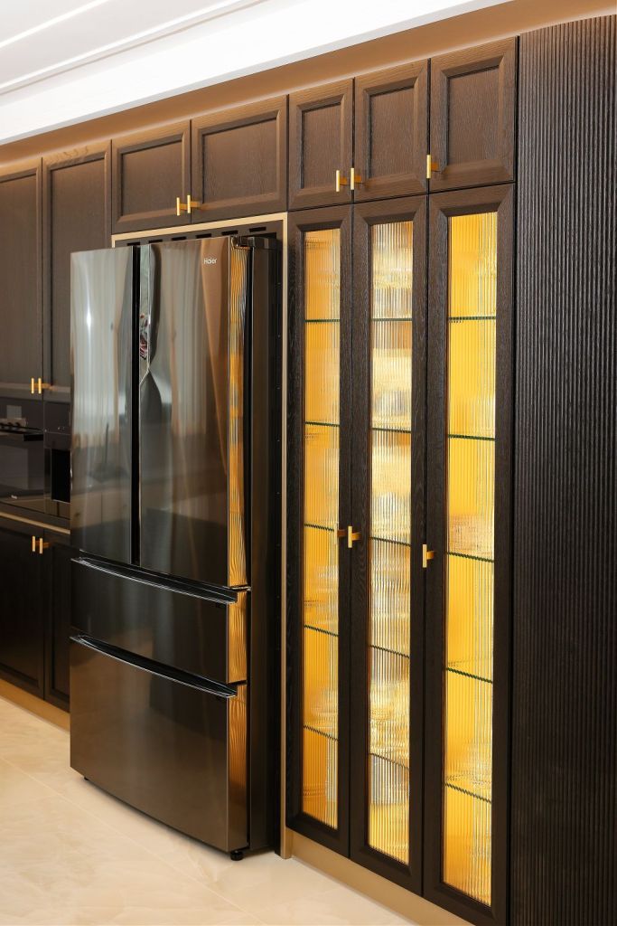 amenajare bucatarie neagra mobilier