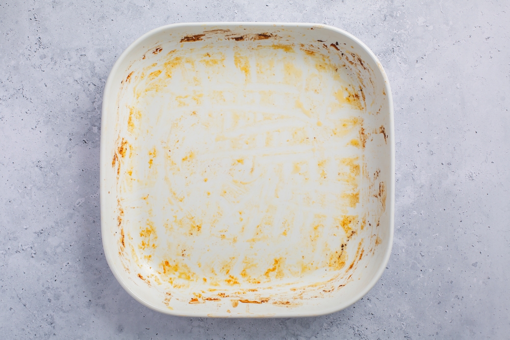 cum indepartezi petele de pe caserole shutterstock