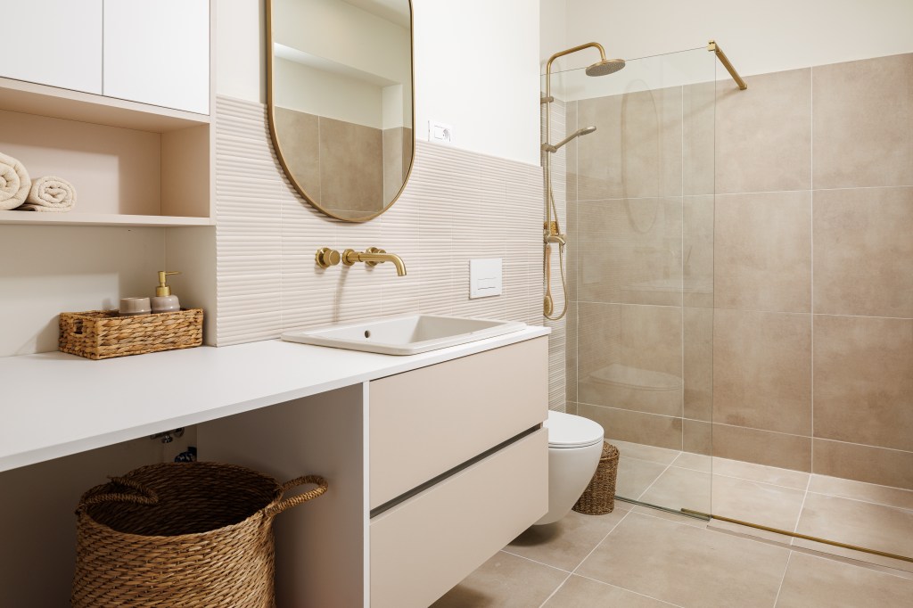 baie apartament de închiriat