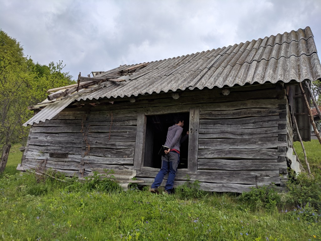 Prima șură când au cumpărat-o, înainte de renovare