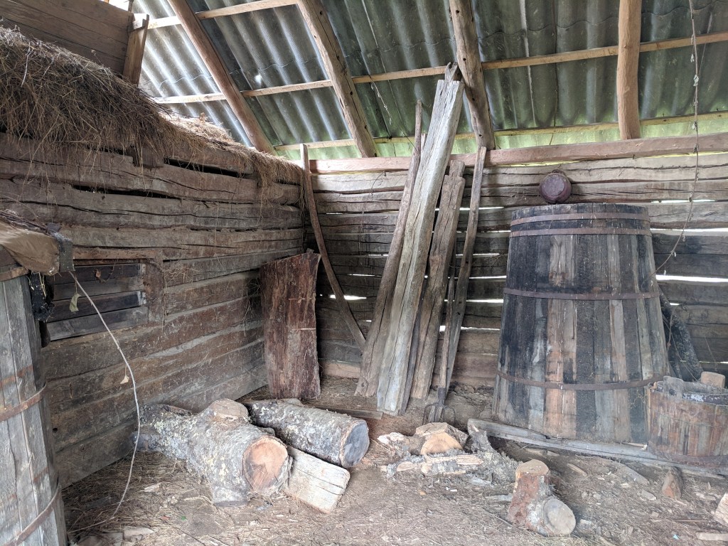 Prima șură când au cumpărat-o, înainte de renovare