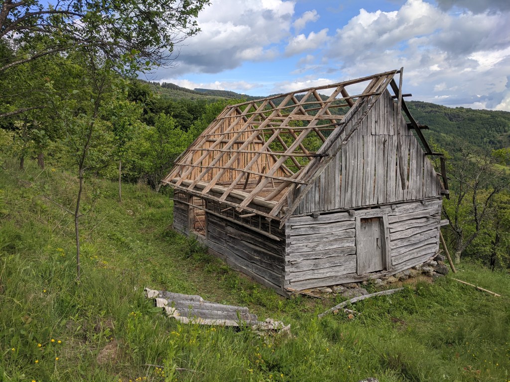 A două șură, în timpul renovării și după