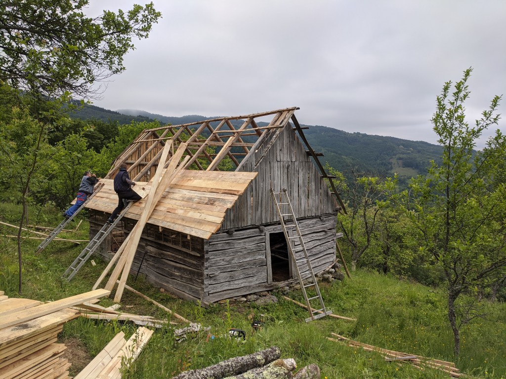 A două șură, în timpul renovării și după