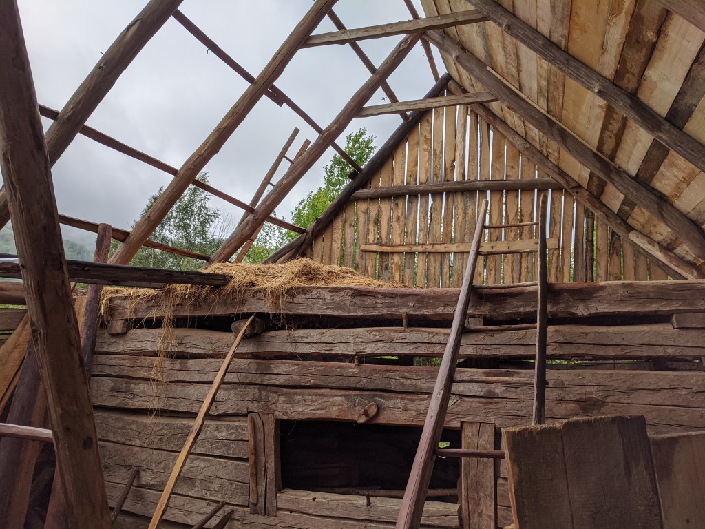 A două șură, în timpul renovării și după