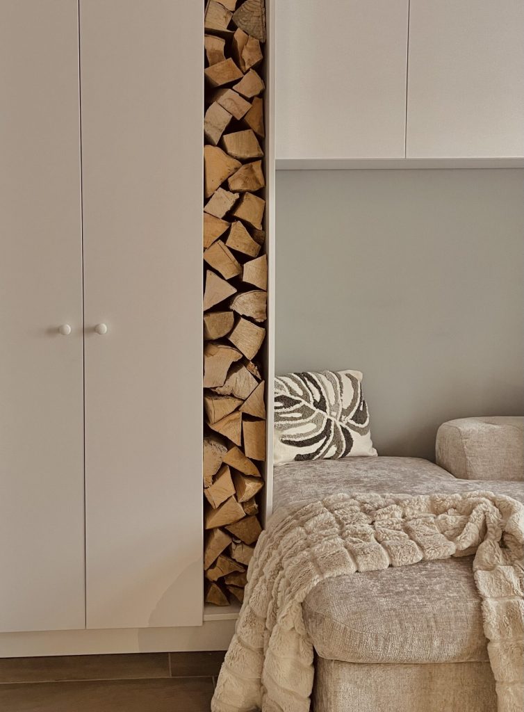 lemne stivuite apartament Maramureș