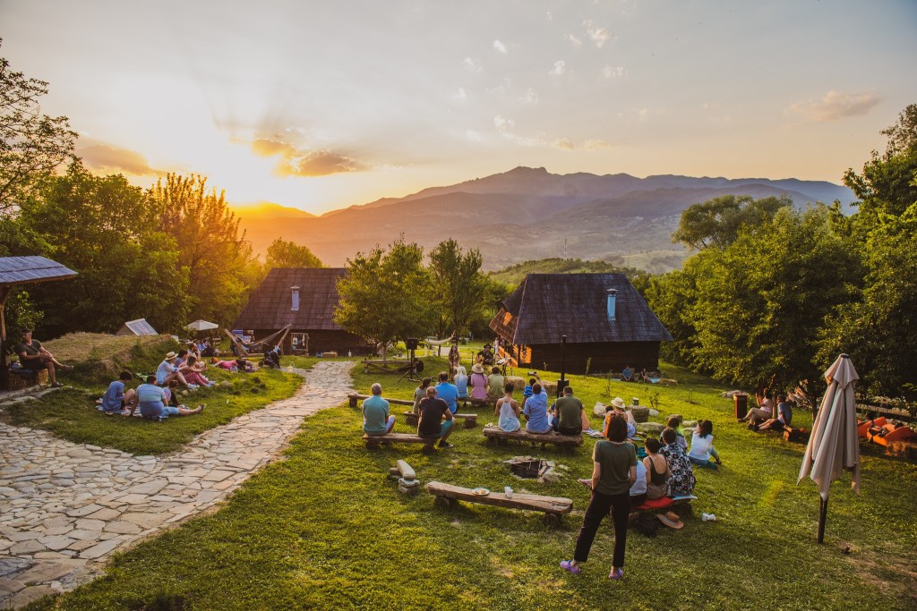 sat de vacanță tabere yoga