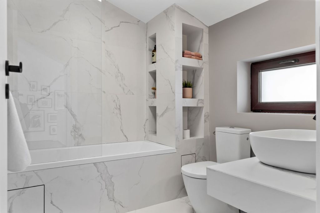 amenajare baie ceramica imitatie marmura kuib design