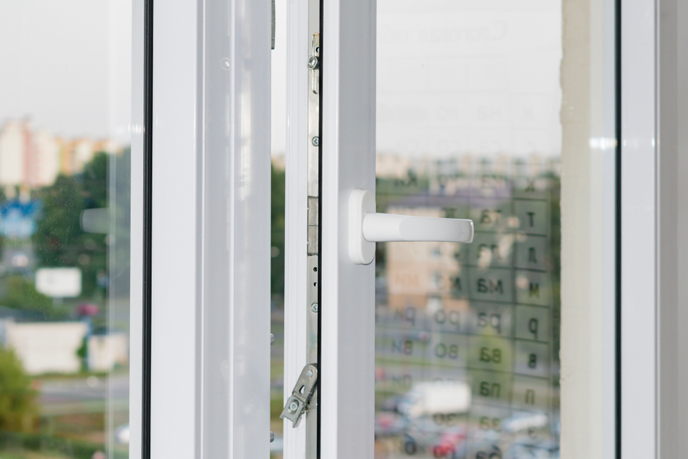 cat costa sa inchizi un balcon cu termopan shutterstock