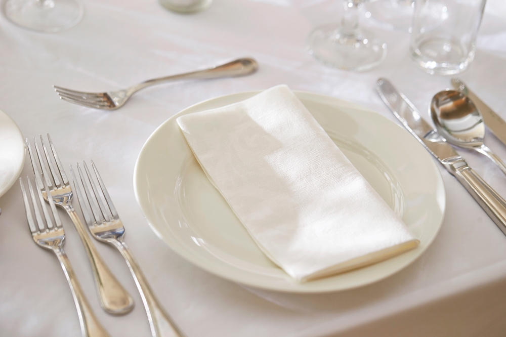 cum asezi tacamurile la masa shutterstock