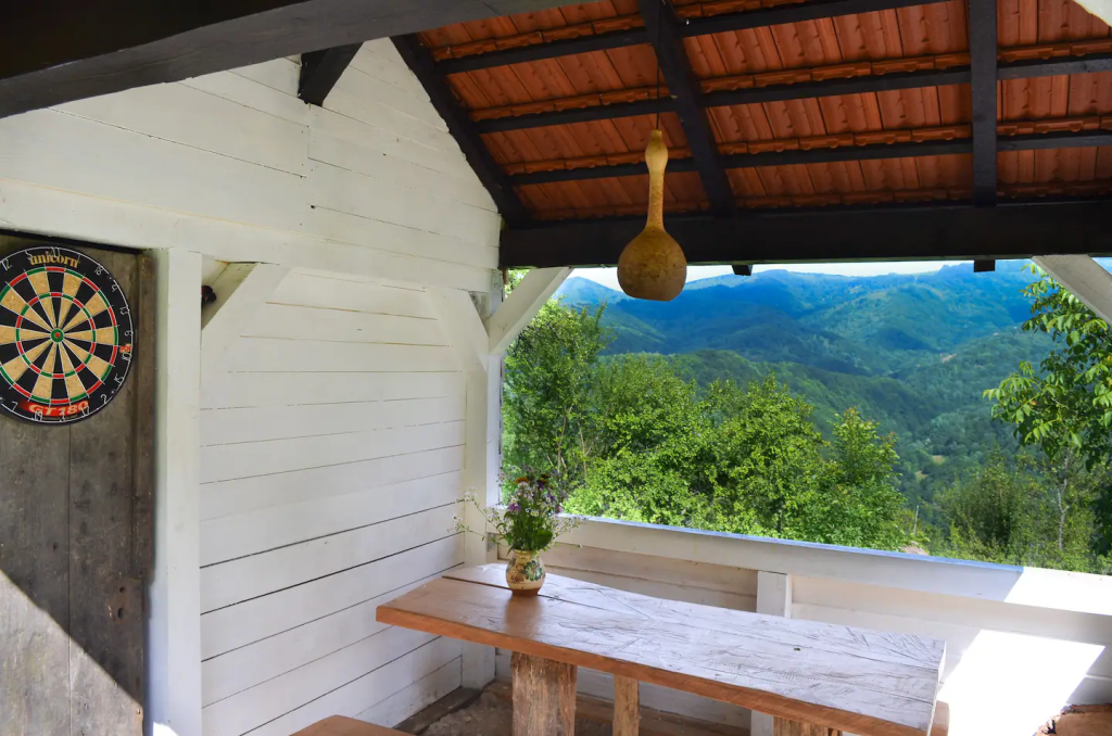 Carpathian Cottage, căsuța construită și renovată de Codrin