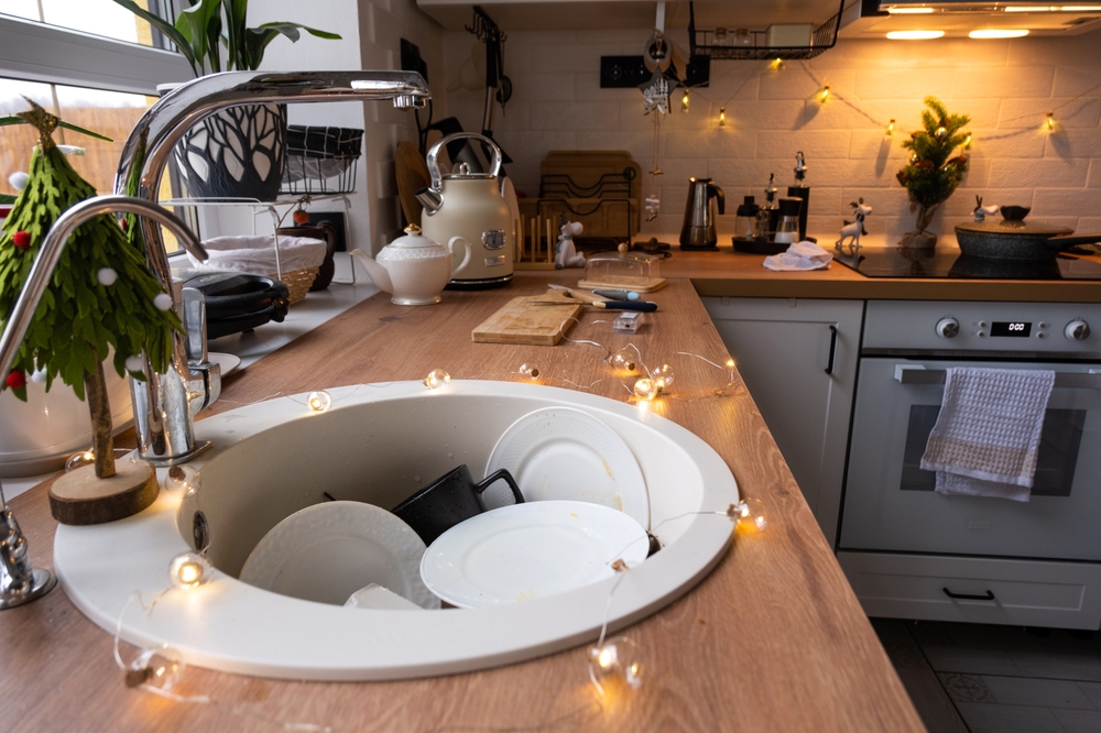 Curățenia după petrecerea de sărbători vase