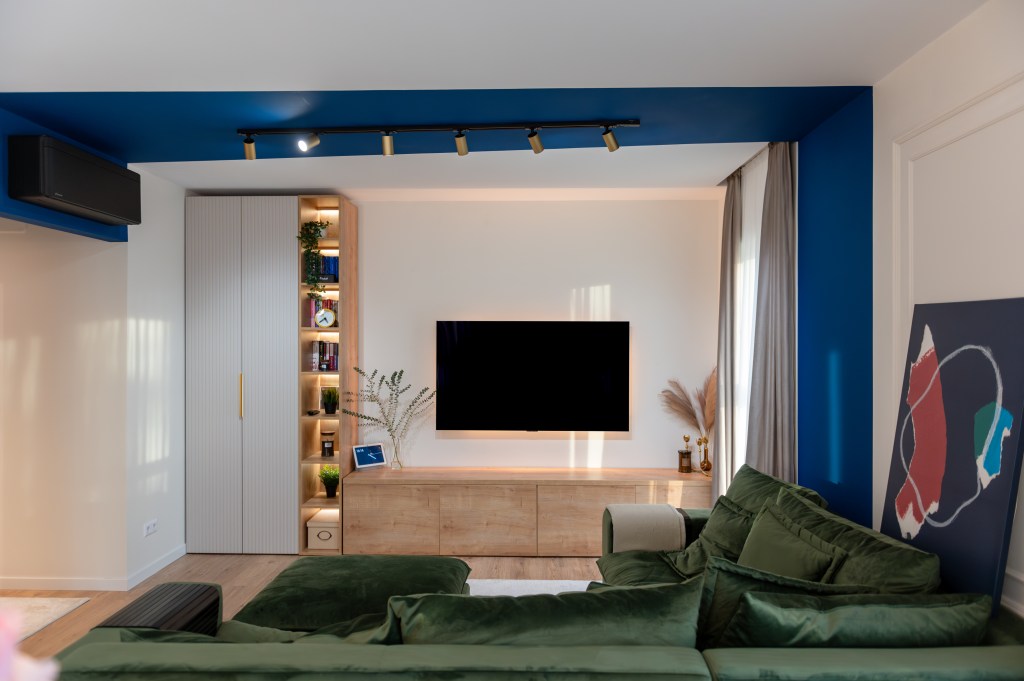 combinatie de culori pentru albastru cu verde canapea verde perete albastru intr-o amenajare de living mobilier lemn alb