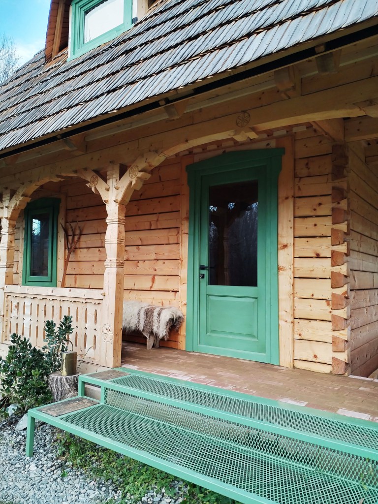 casă tradițională intrare