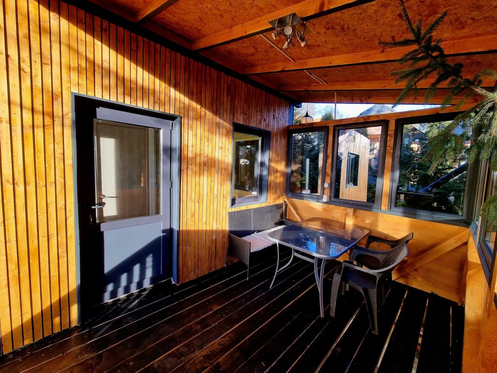 Terasa din tiny are ceva special