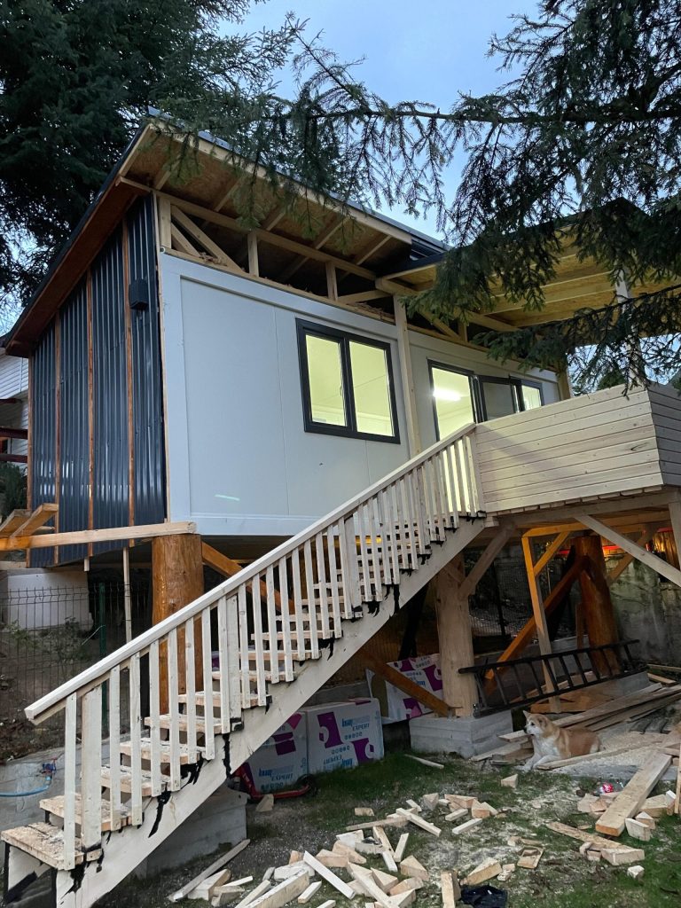 La tiny, nu a început chiar de la zero, ci a cumpărat un container modular din panouri sandwich