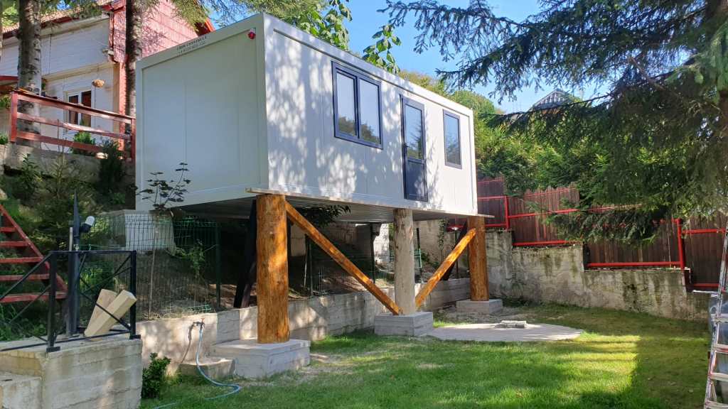 La tiny, nu a început chiar de la zero, ci a cumpărat un container modular din panouri sandwich