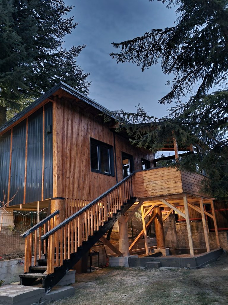 La tiny, nu a început chiar de la zero, ci a cumpărat un container modular din panouri sandwich