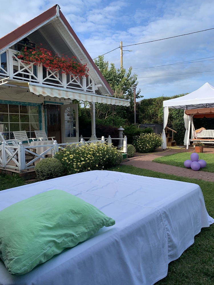 Cabana are o dimensiune de aproximativ 50 de metri pătrați