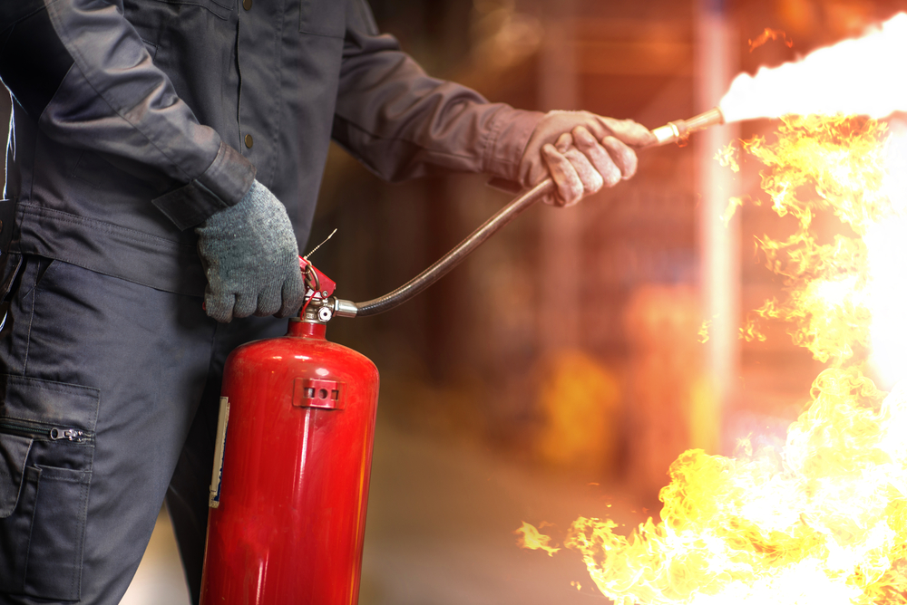 cum se foloseste un stingator de incendiu shutterstock