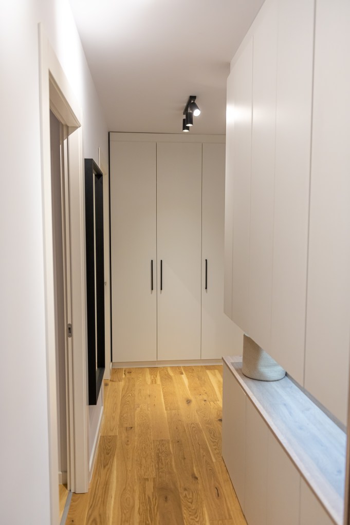 mobilă hol apartament cu două camere