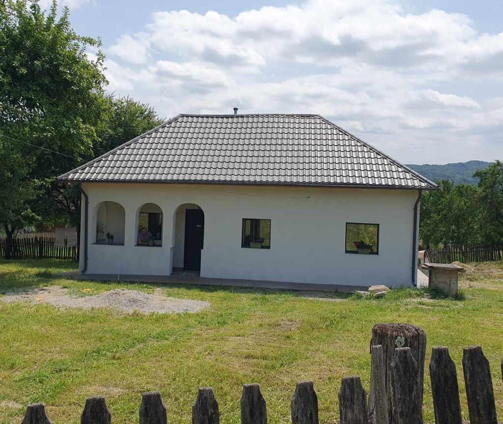 Cum arăta căsuța când au cumpărat-o și procesul de renovare
