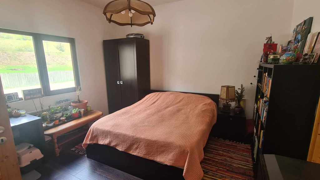 Casa este poziționată în mijlocul naturii, într-un loc istoric