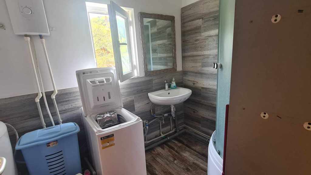 Casa este poziționată în mijlocul naturii, într-un loc istoric