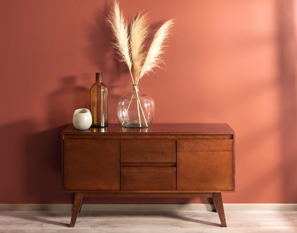 exemple de integrare culoarea anului 2024 in design interior pe perete cu mobilier mid century modern