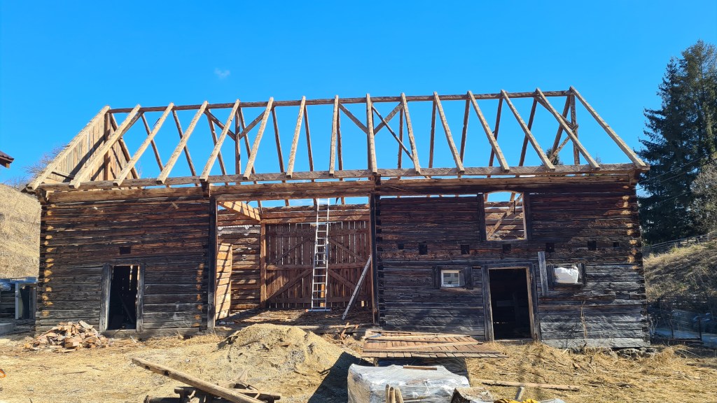 Procesul de construcție al șurei