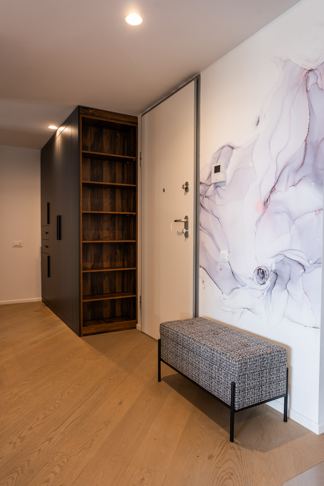 apartament Bucuresti idei de depozitare pe hol banca tapitata corp mobilier dulap