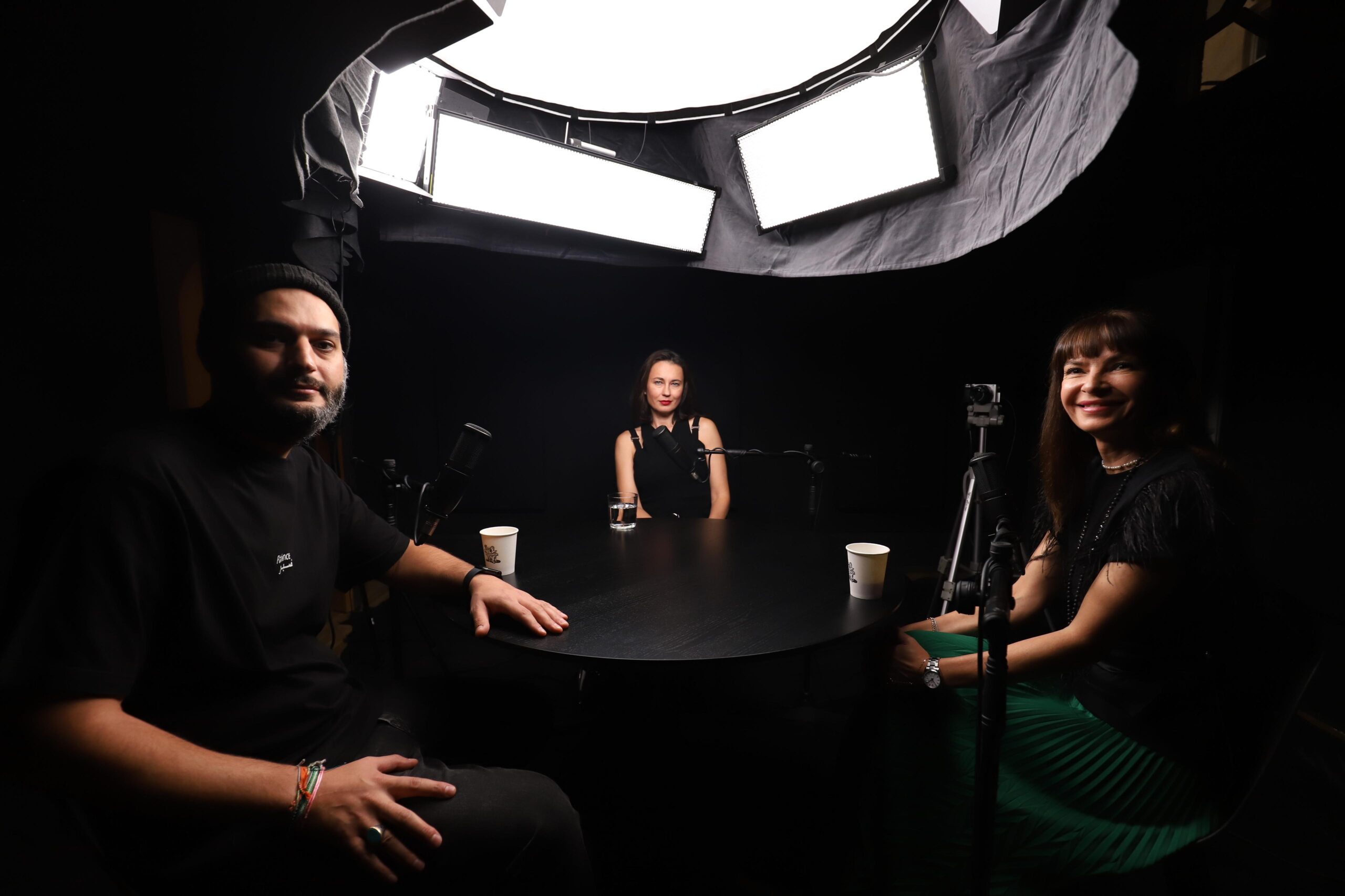 Roxana Voloșeniuc a fost invitata Alinei Vîlcu și a lui Omid Ghannadi la podcastul pe care cei doi îl găzduiesc - Design Stories.