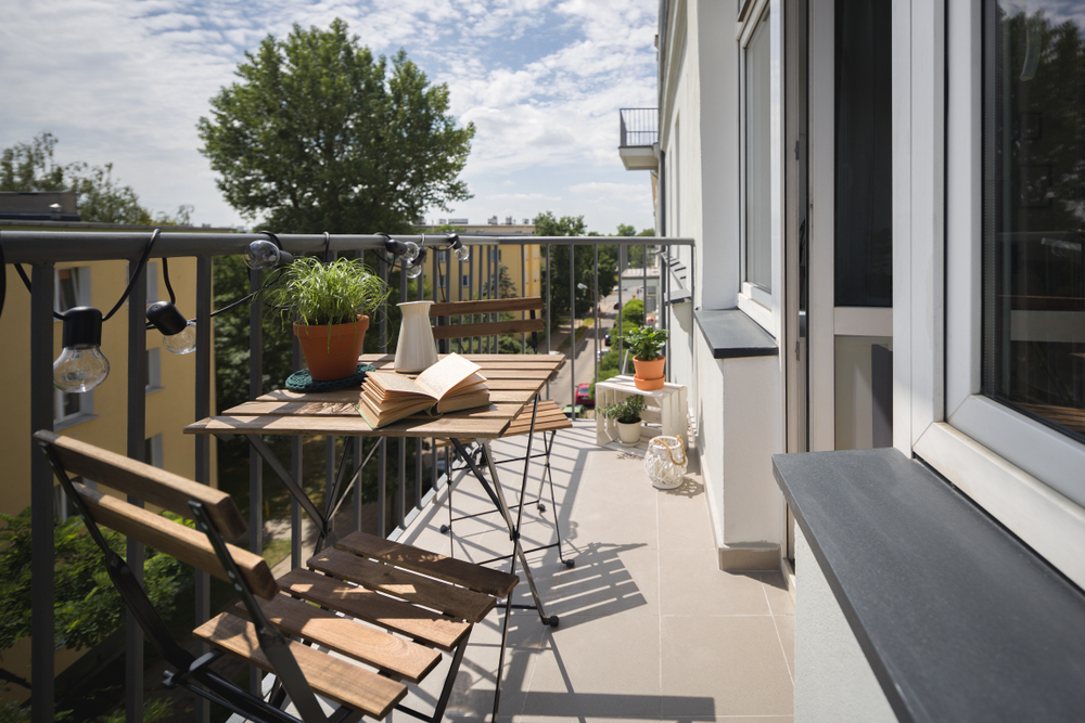 balcon ingust amenajat util pentru a fi zona de relaxare