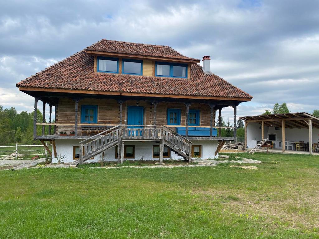 Ioana și soțul ei au strămutat și reconstruit o casă veche de 100 de ani din Maramureș