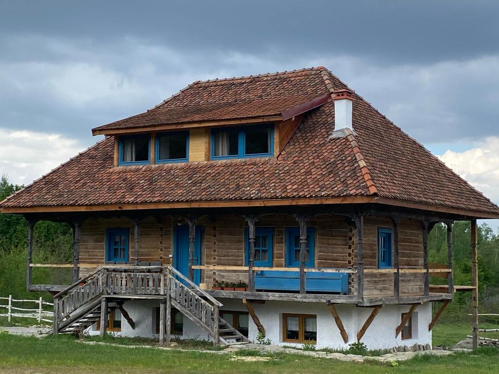 Ioana și soțul ei au strămutat și reconstruit o casă veche de 100 de ani din Maramureș