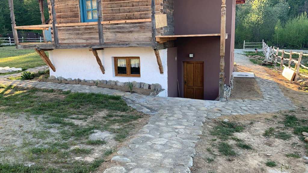Casa este amplasată la poalele munților Făgăraș