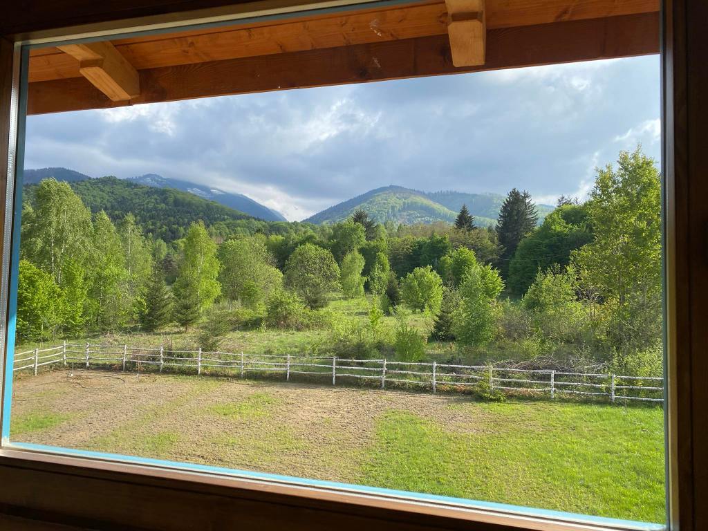 Casa este amplasată la poalele munților Făgăraș