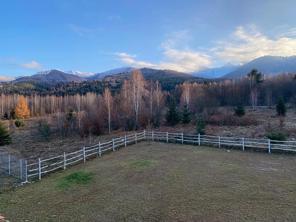 Casa este amplasată la poalele munților Făgăraș