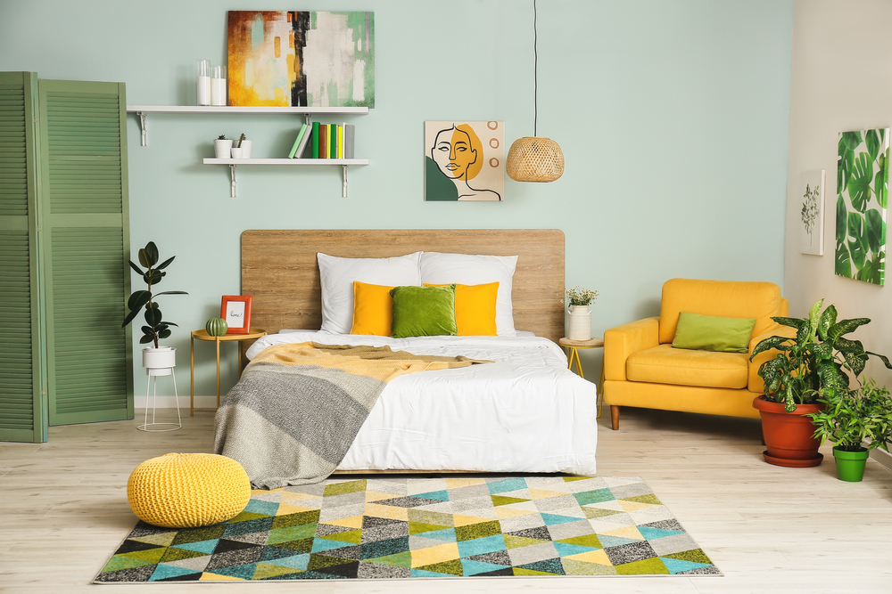 dormitor modern si spatios amenajat in nuante de galben si verde