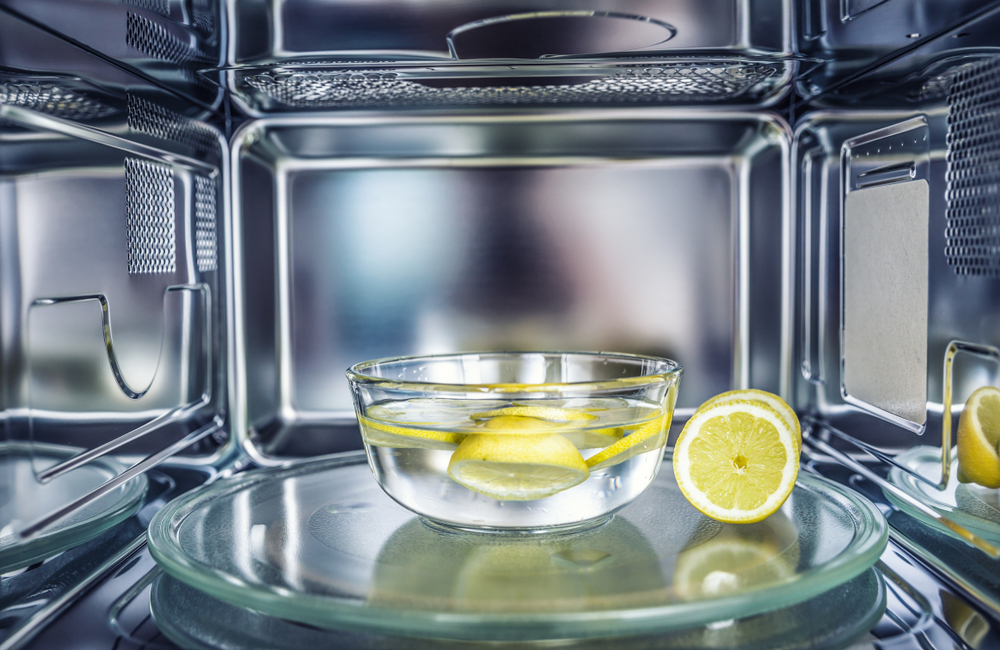 castron cu suc de lămâie în interiorul unui cuptor electric