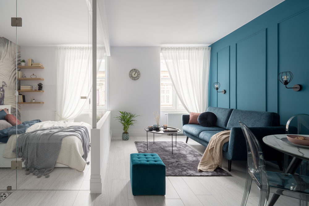 apartament mic amenajat cozy si practic unde livingul comunica cu dormitorul