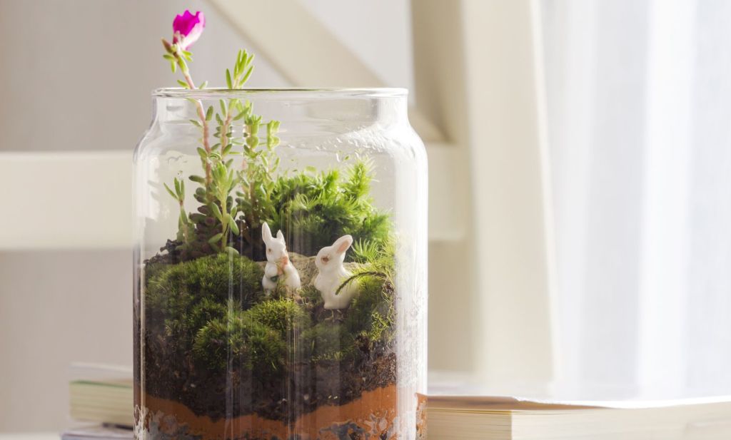 idei creative de decoratiuni de paste diy exemplu terariu in borcan cu muschi de padure si figurine in forma de iepurasi