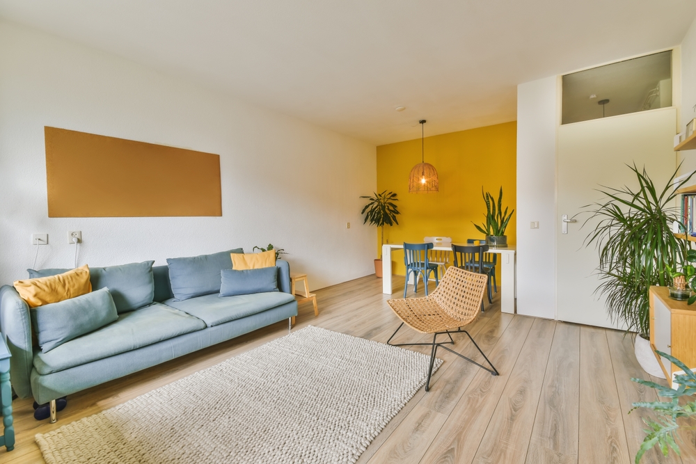 perete accent galben in living cu decoratiune si design modern