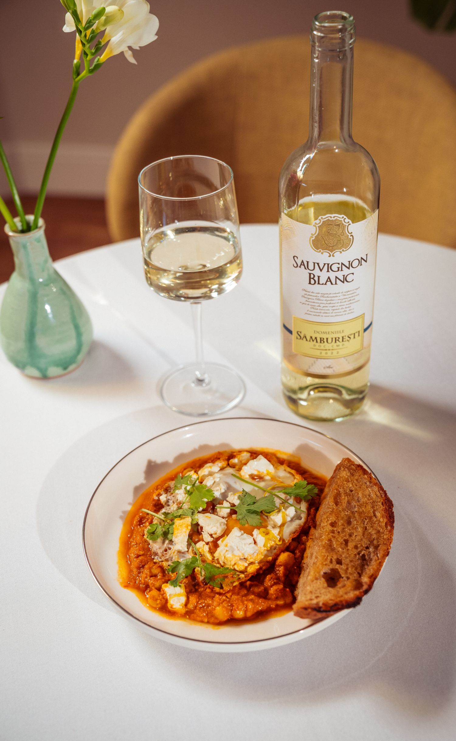 shakshuka brunch de mai cu vin alb