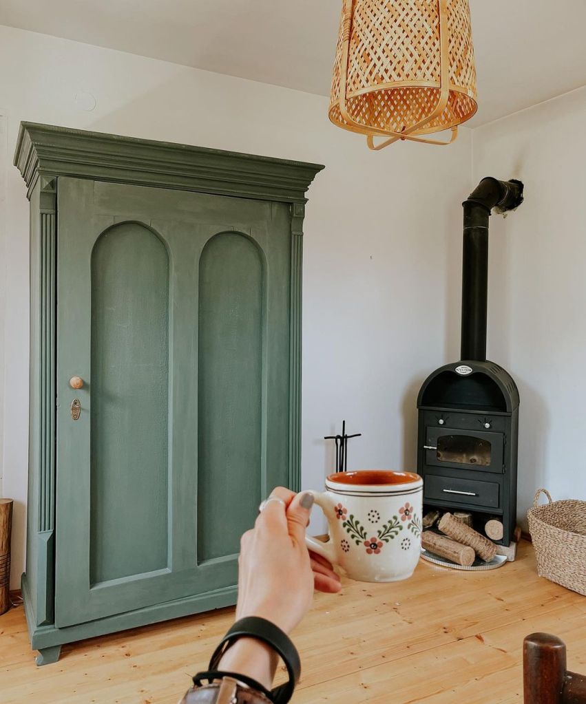 Locuința este semidecomandată, are două camere și o baie.