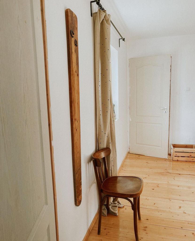 Locuința este semidecomandată, are două camere și o baie.