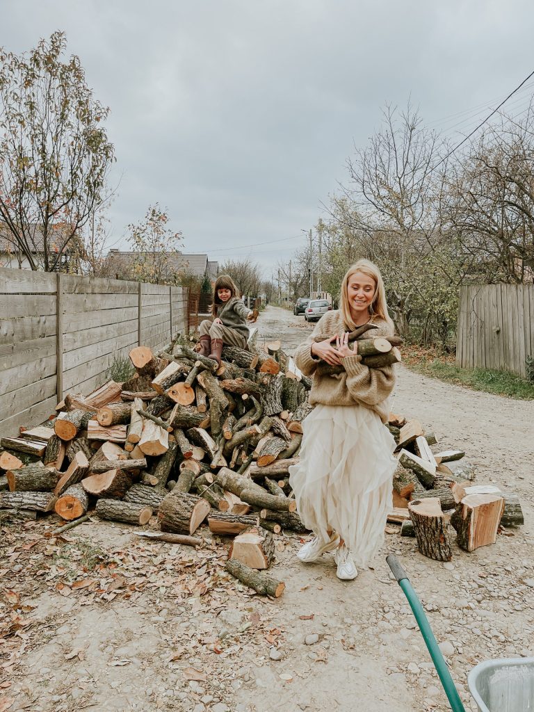 Locuința este semidecomandată, are două camere și o baie.