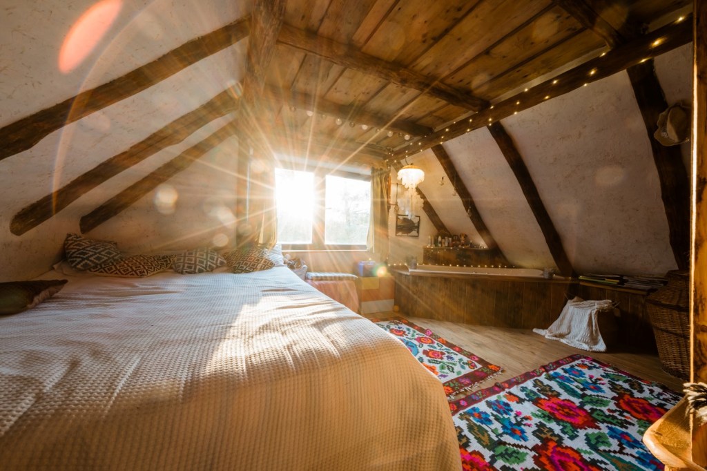 Locuința are 30 de metri pătrați, are o cameră deschisă jos, iar în acoperiș sunt dormitorul și baia.